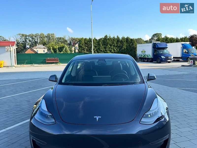 Седан Tesla Model 3 2022 в Львове