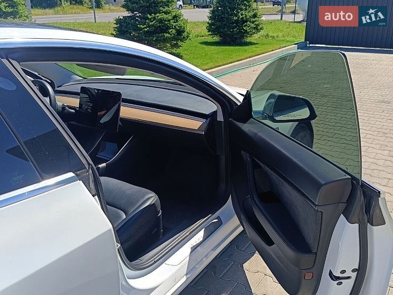 Седан Tesla Model 3 2020 в Києві