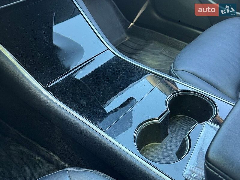 Седан Tesla Model 3 2020 в Киеве