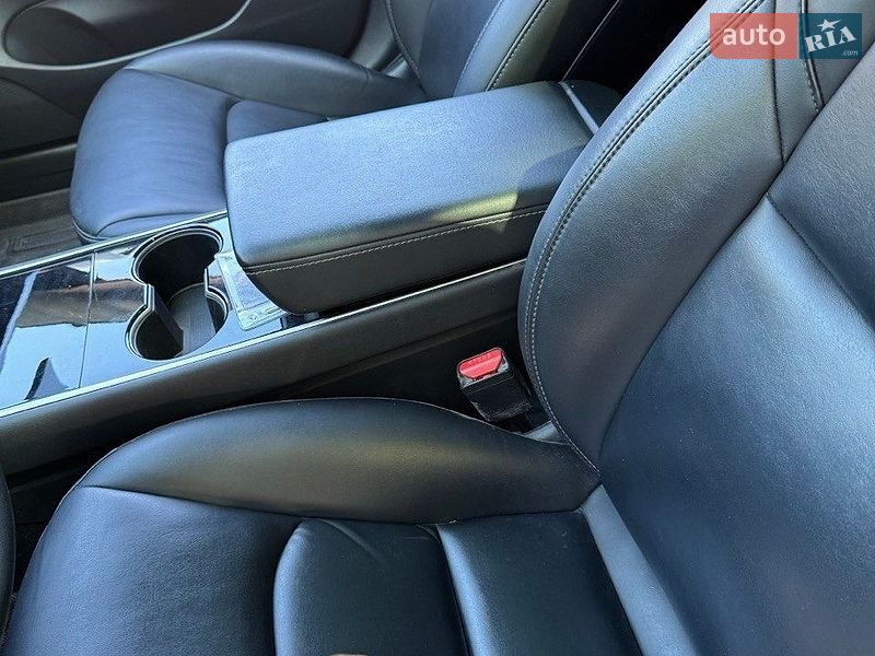 Седан Tesla Model 3 2020 в Києві