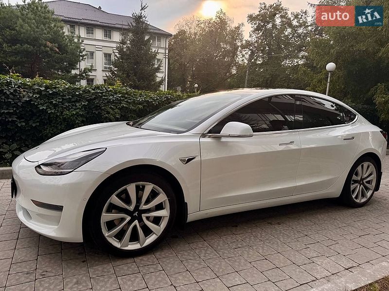 Седан Tesla Model 3 2020 в Львове