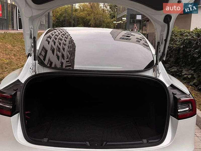 Седан Tesla Model 3 2020 в Львове
