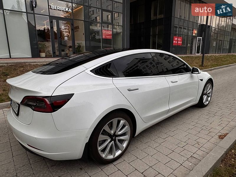 Седан Tesla Model 3 2020 в Львове