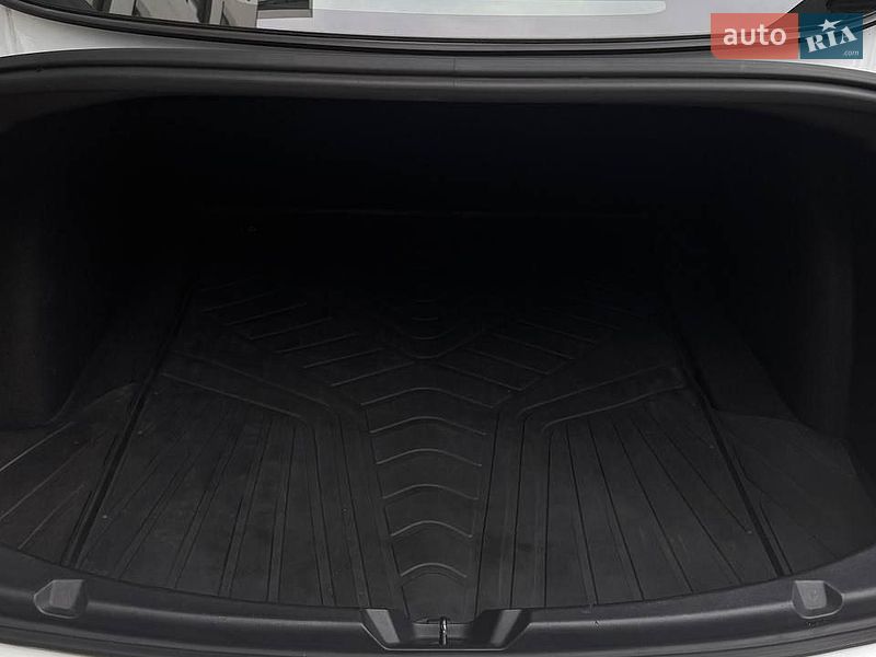Седан Tesla Model 3 2020 в Львове