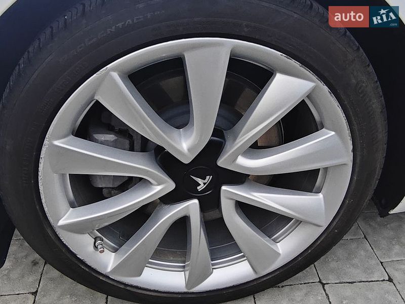 Седан Tesla Model 3 2020 в Львове