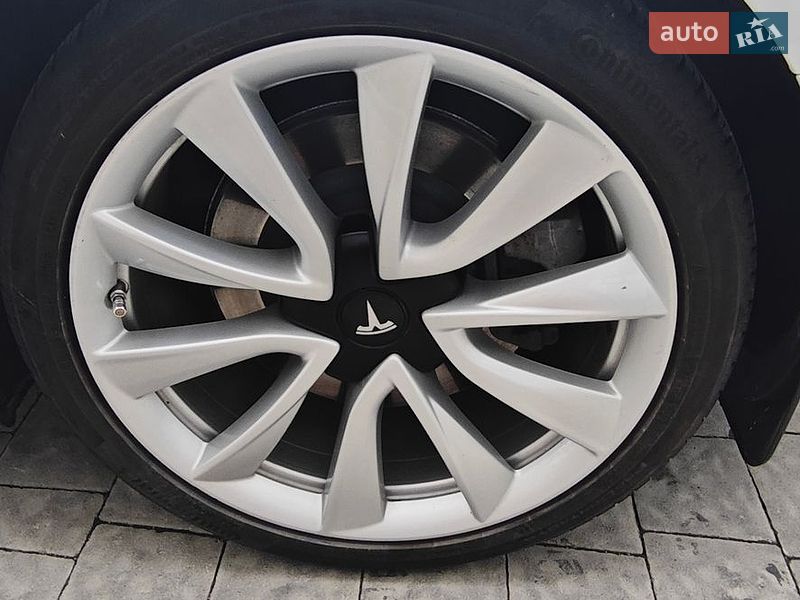 Седан Tesla Model 3 2020 в Львове