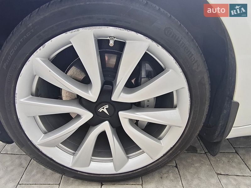 Седан Tesla Model 3 2020 в Львове