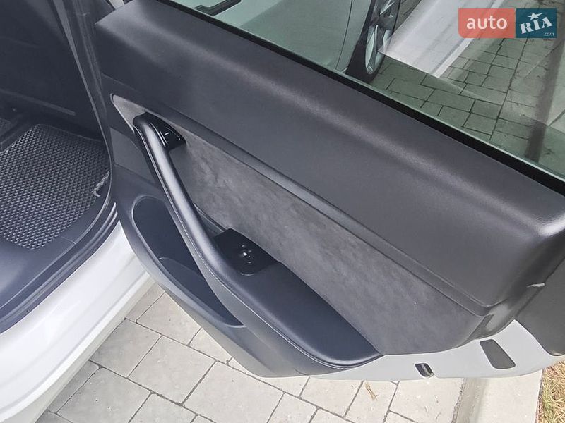 Седан Tesla Model 3 2020 в Львове