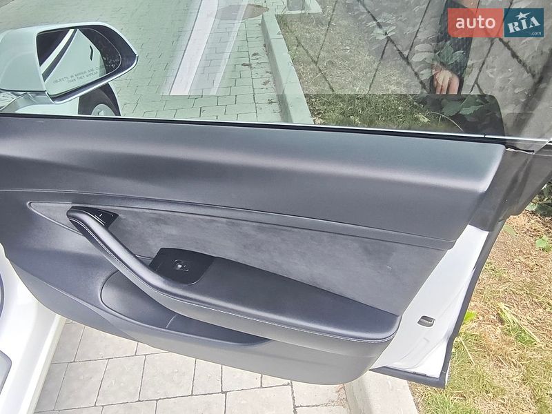 Седан Tesla Model 3 2020 в Львове