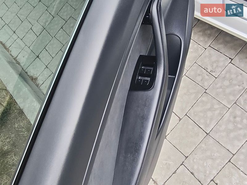 Седан Tesla Model 3 2020 в Львове