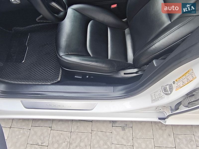 Седан Tesla Model 3 2020 в Львове