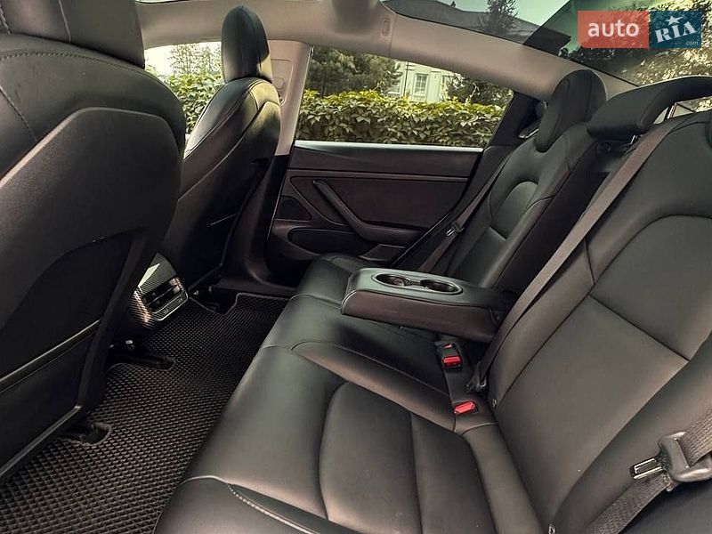 Седан Tesla Model 3 2020 в Львове