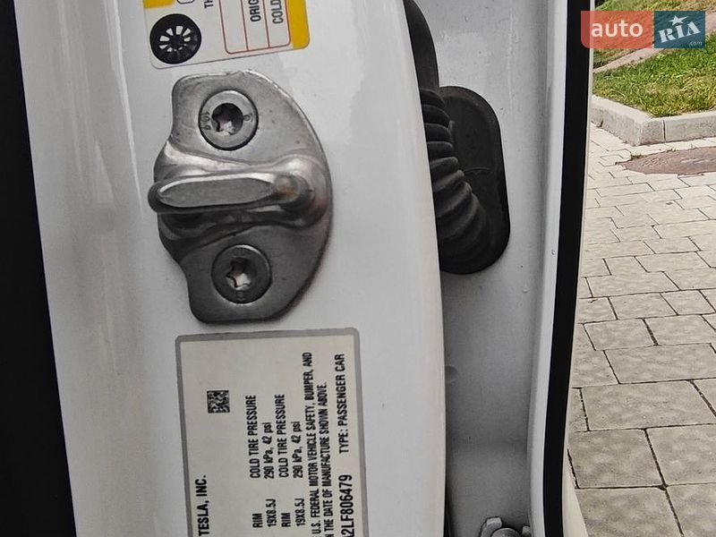 Седан Tesla Model 3 2020 в Львове