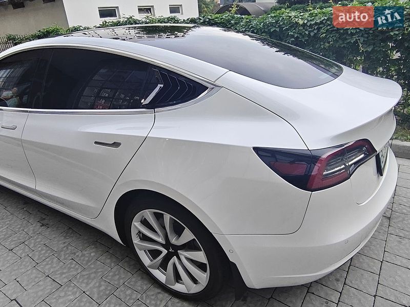 Седан Tesla Model 3 2020 в Львове