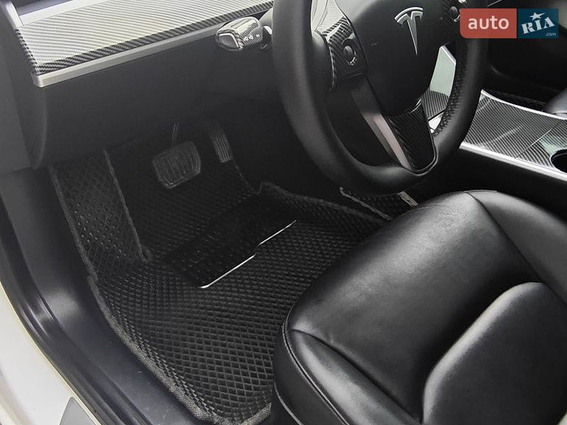 Седан Tesla Model 3 2020 в Львове