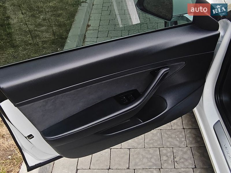 Седан Tesla Model 3 2020 в Львове
