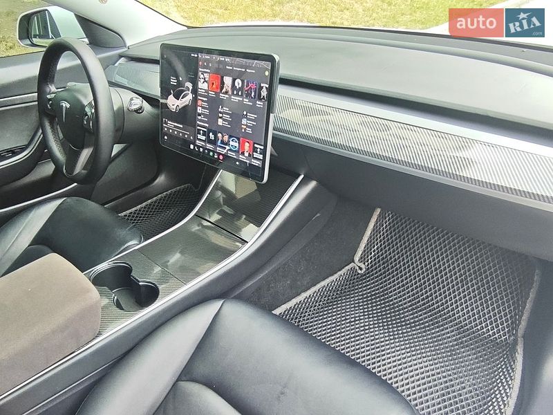 Седан Tesla Model 3 2020 в Львове