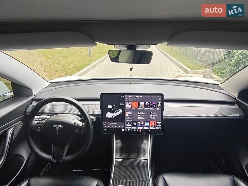 Седан Tesla Model 3 2020 в Львове