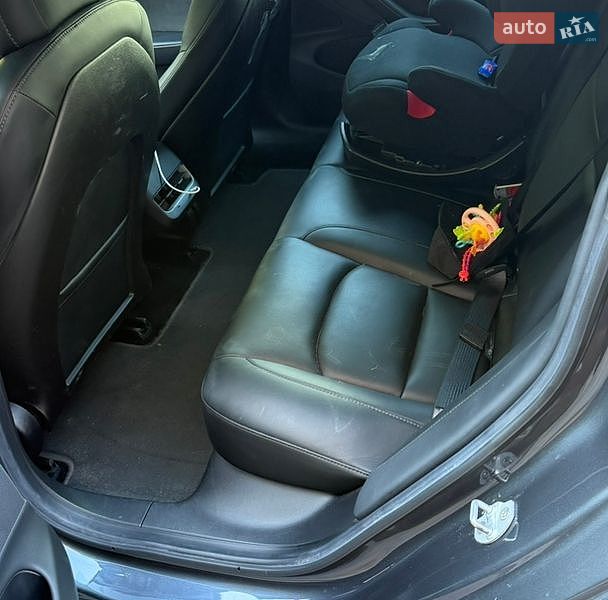 Седан Tesla Model 3 2019 в Ровно