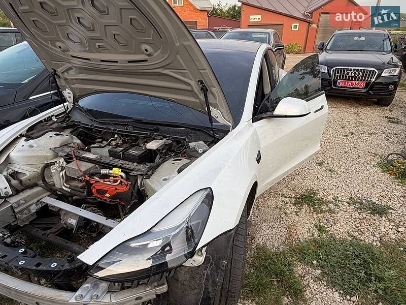 Седан Tesla Model 3 2021 в Львові