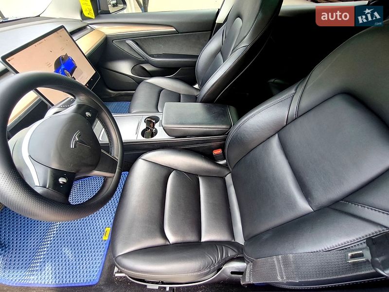 Седан Tesla Model 3 2022 в Івано-Франківську