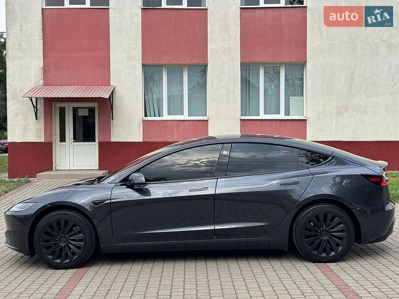 Седан Tesla Model 3 2025 в Дубно