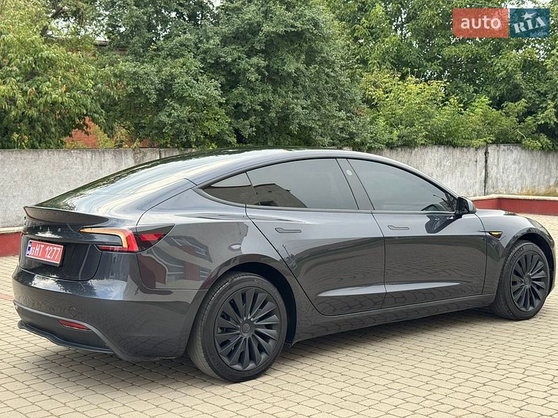 Седан Tesla Model 3 2025 в Дубно