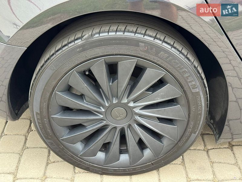 Седан Tesla Model 3 2025 в Дубно