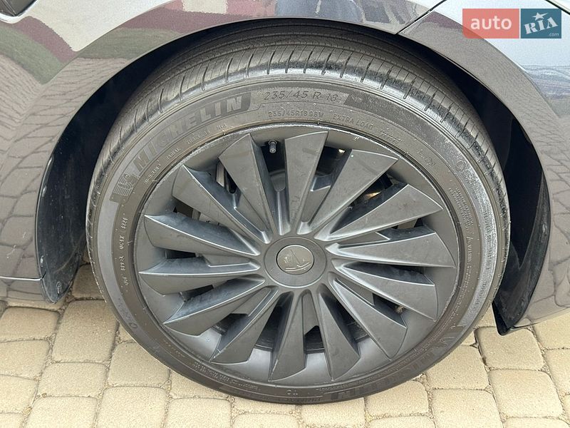 Седан Tesla Model 3 2025 в Дубно