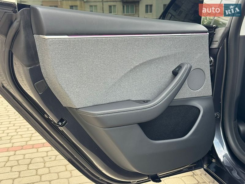 Седан Tesla Model 3 2025 в Дубно