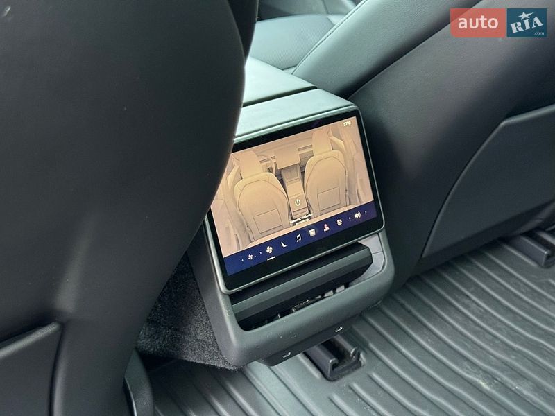 Седан Tesla Model 3 2025 в Дубно