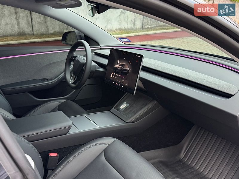 Седан Tesla Model 3 2025 в Дубно