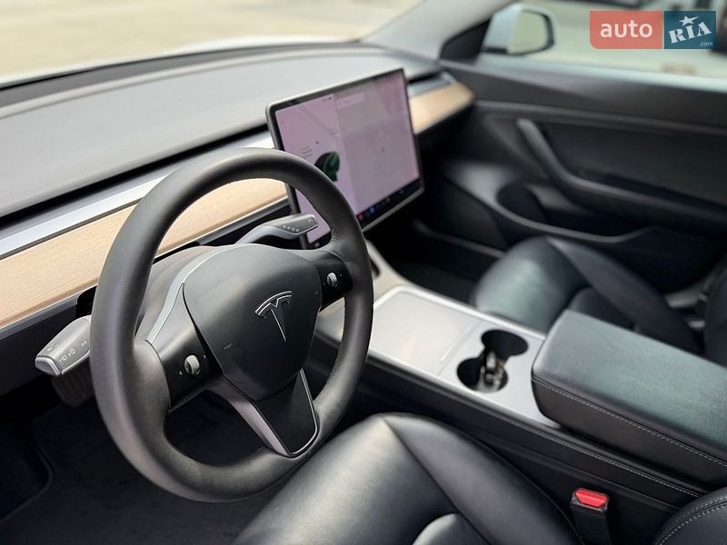 Седан Tesla Model 3 2021 в Луцке
