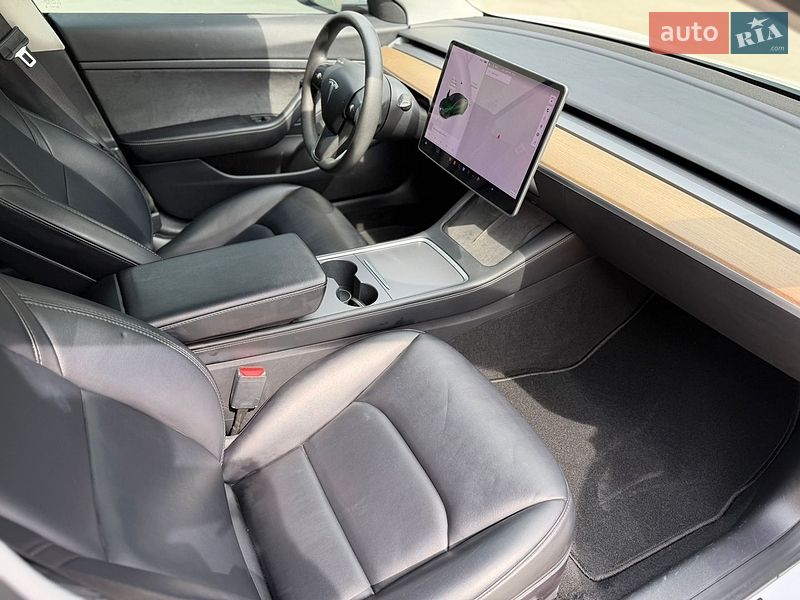 Седан Tesla Model 3 2021 в Луцке