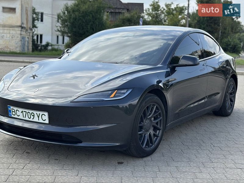 Седан Tesla Model 3 2024 в Івано-Франківську