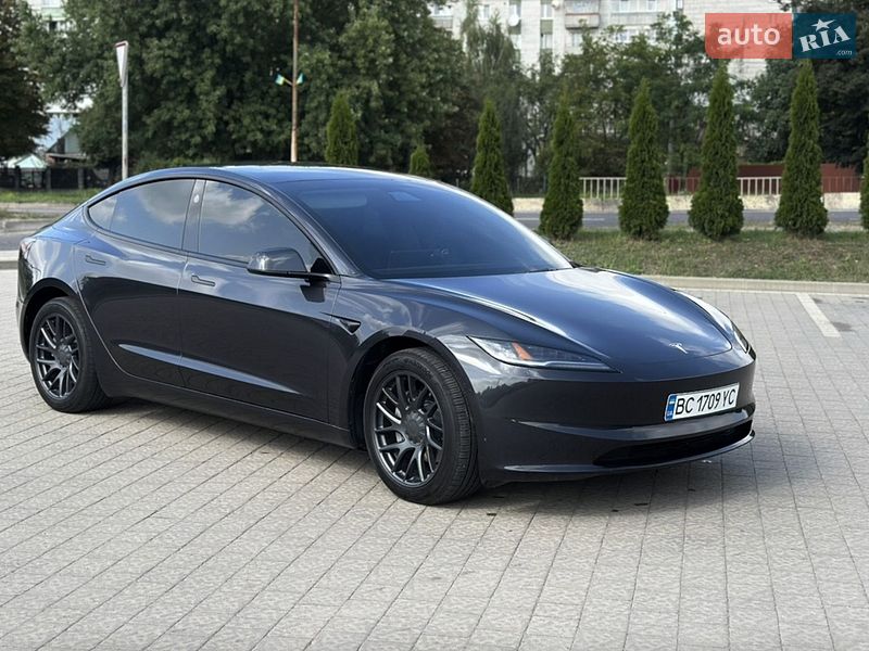 Седан Tesla Model 3 2024 в Івано-Франківську