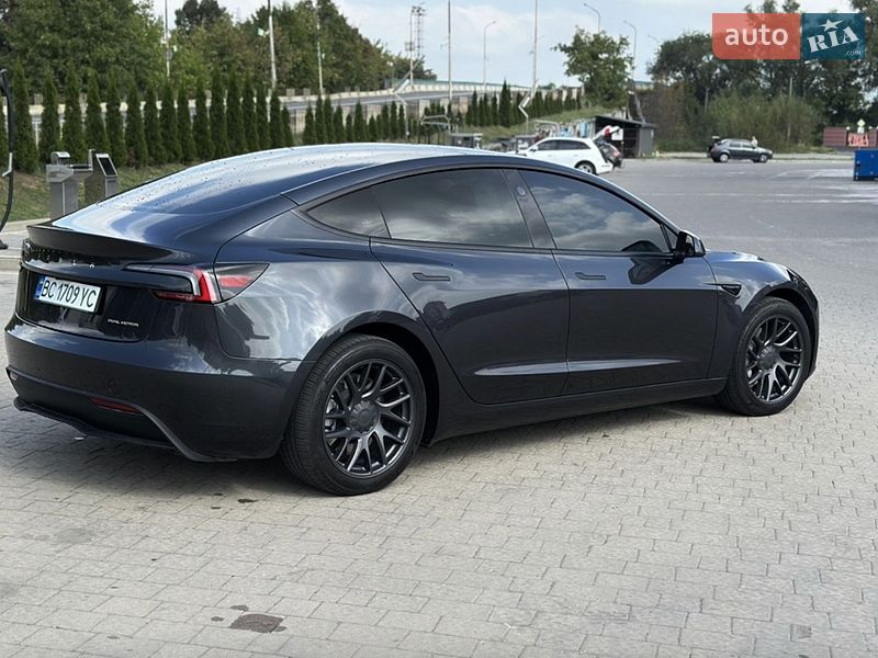 Седан Tesla Model 3 2024 в Івано-Франківську