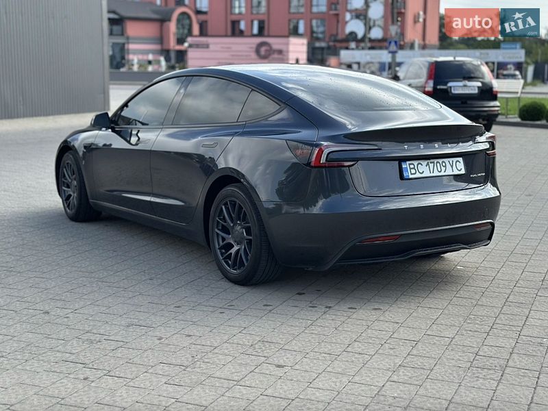 Седан Tesla Model 3 2024 в Івано-Франківську
