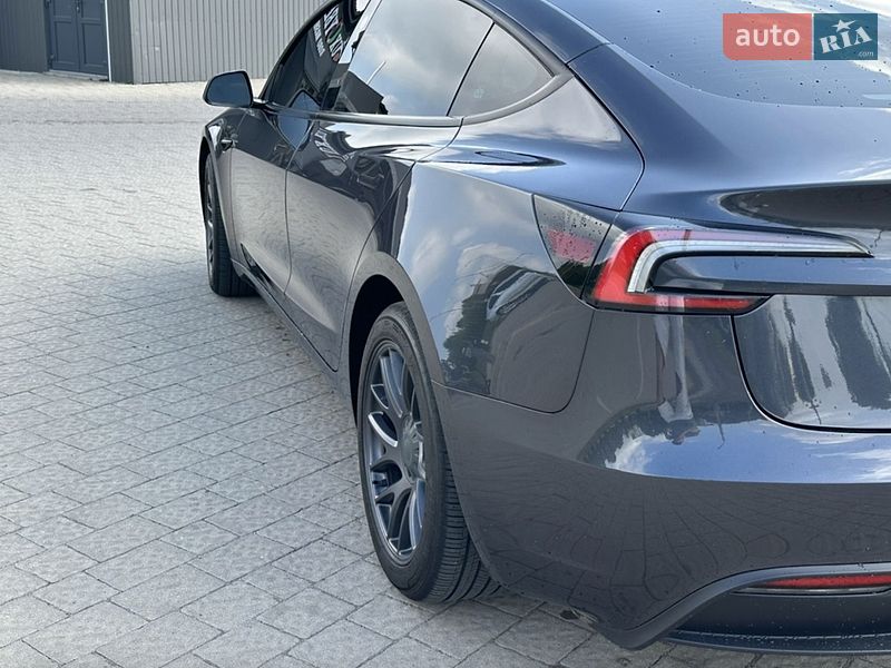 Седан Tesla Model 3 2024 в Івано-Франківську
