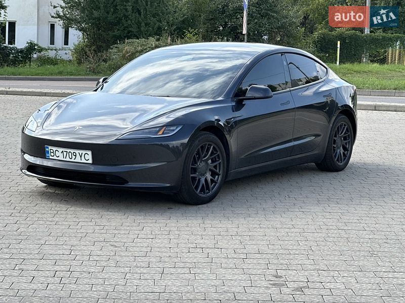 Седан Tesla Model 3 2024 в Івано-Франківську