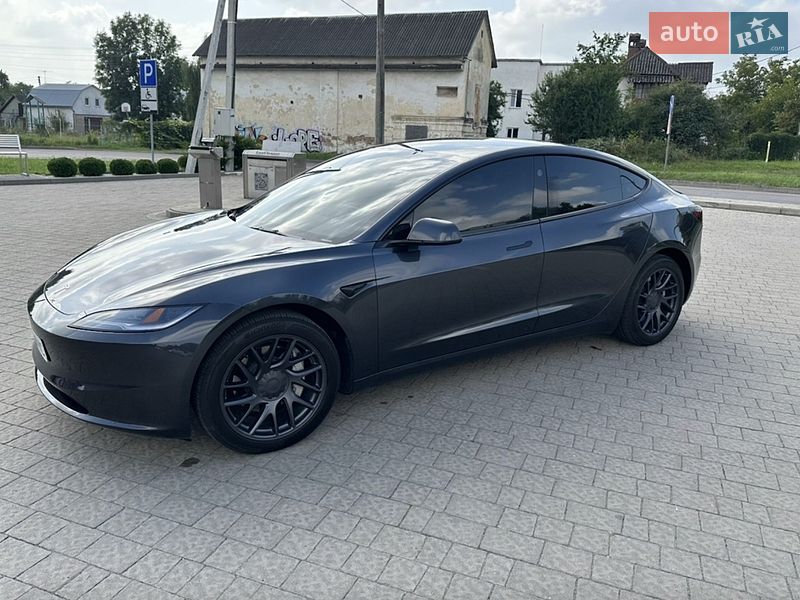 Седан Tesla Model 3 2024 в Івано-Франківську
