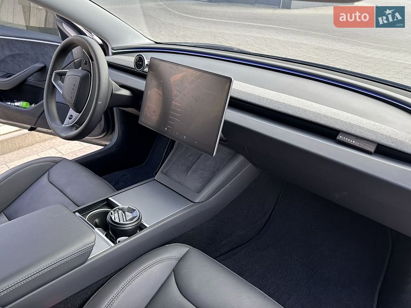 Седан Tesla Model 3 2024 в Івано-Франківську