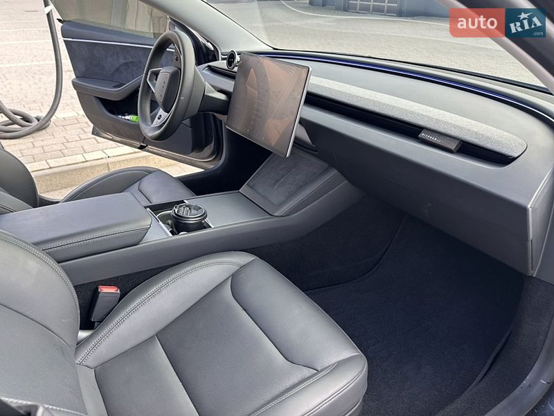 Седан Tesla Model 3 2024 в Івано-Франківську