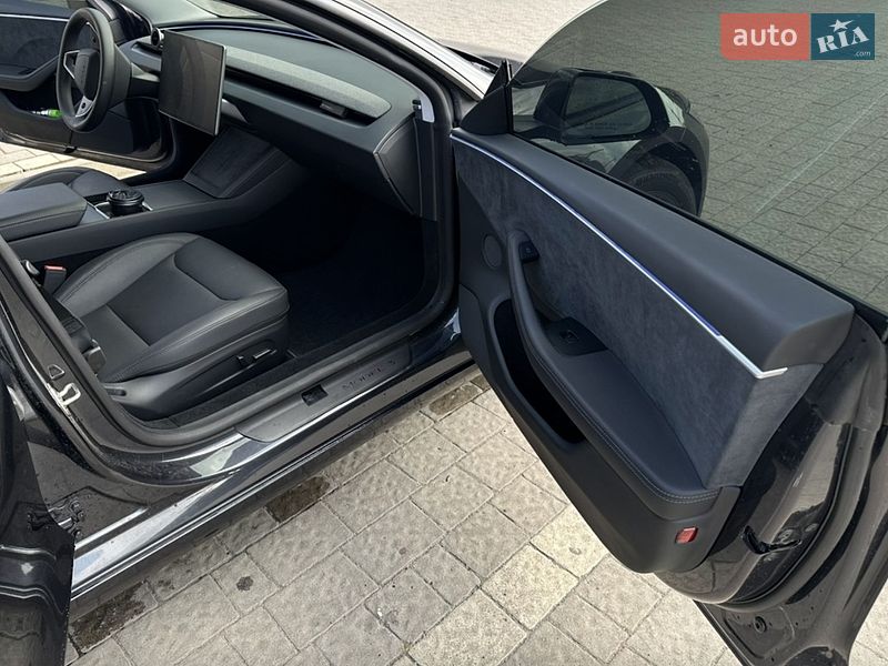 Седан Tesla Model 3 2024 в Івано-Франківську