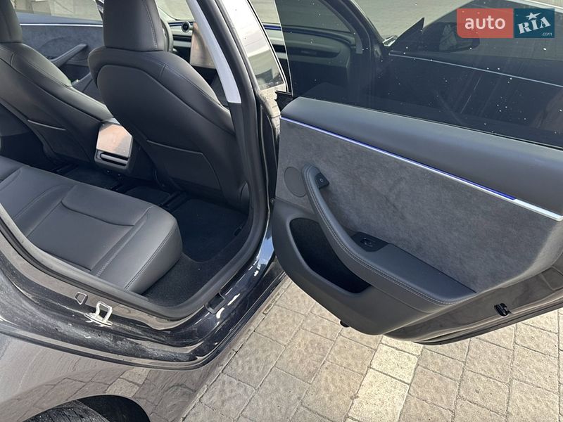 Седан Tesla Model 3 2024 в Івано-Франківську