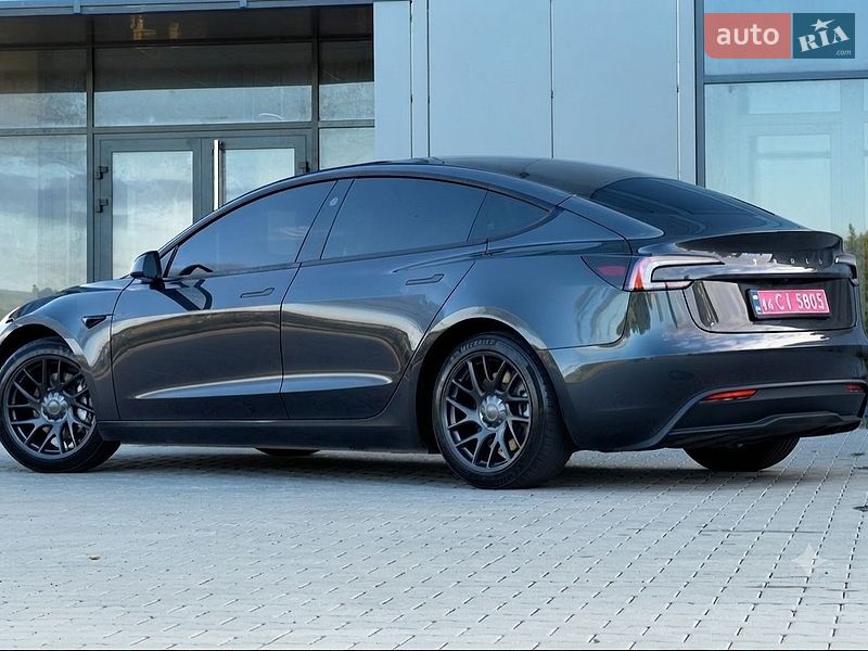 Седан Tesla Model 3 2025 в Черновцах