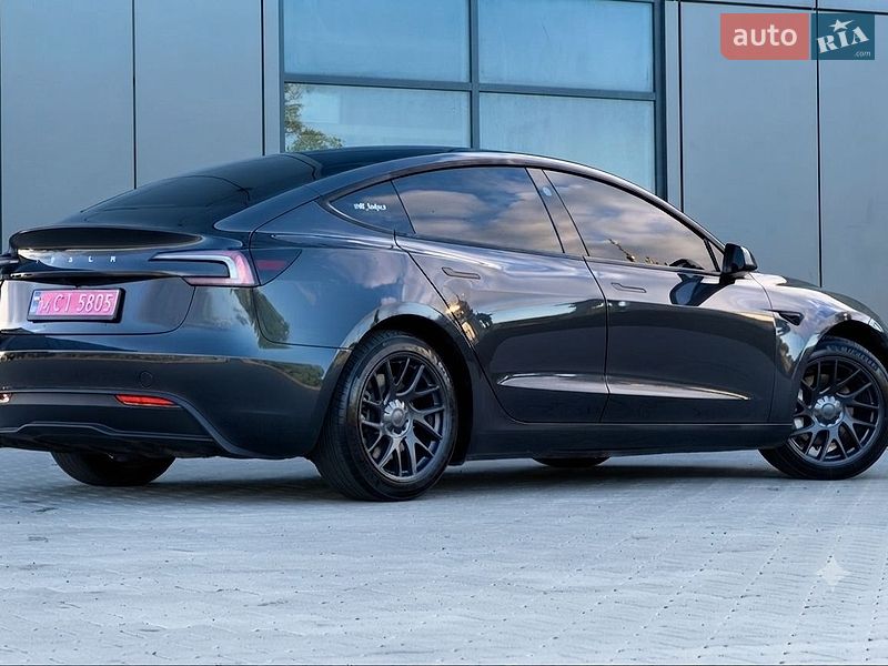 Седан Tesla Model 3 2025 в Черновцах