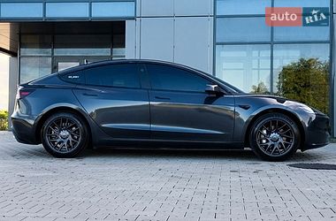 Седан Tesla Model 3 2025 в Черновцах