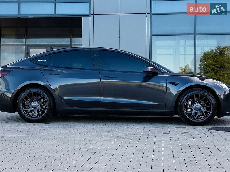 Седан Tesla Model 3 2025 в Черновцах