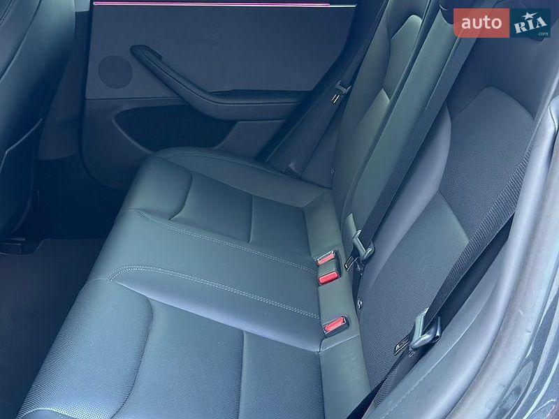 Седан Tesla Model 3 2025 в Черновцах